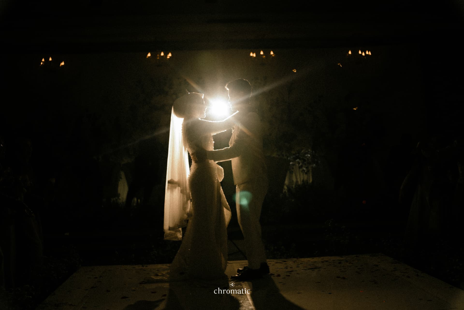 Pasangan pengantin berpelukan dalam balutan cahaya lilin